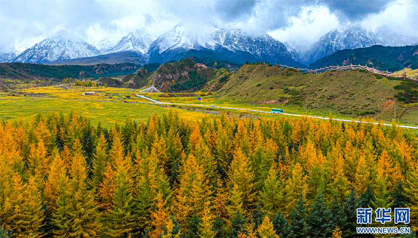 Сунань, Ганьсу: Түрлі түске боялған қарлы таудың етегі