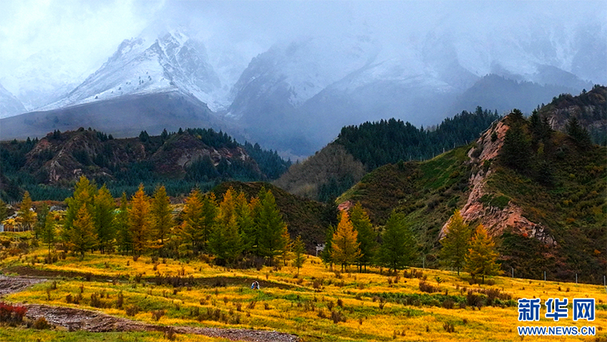 Сунань, Ганьсу: Түрлі түске боялған қарлы таудың етегі