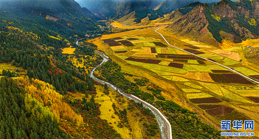 Сунань, Ганьсу: Түрлі түске боялған қарлы таудың етегі