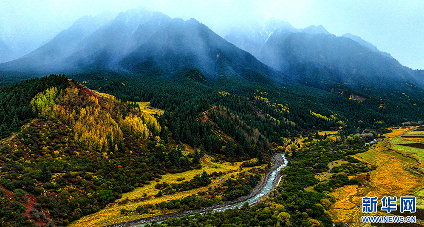 Сунань, Ганьсу: Түрлі түске боялған қарлы таудың етегі