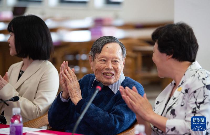 Қытайдың әр саласы әйгілі физик Ян Чжэньнинді еске алады