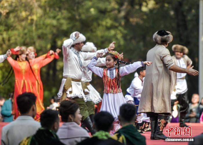 Қытайдың алғашқы Шыңжаң халық өнері маусымының үздік бағдарламасы Үрімжіде қойылды