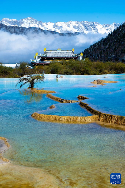 Сычуаньның Хуанлун көркем аймағында алғашқы қар жауды