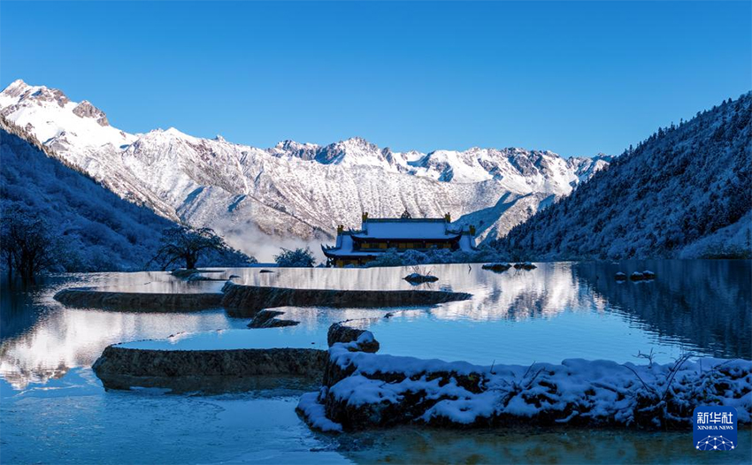 Сычуаньның Хуанлун көркем аймағында алғашқы қар жауды