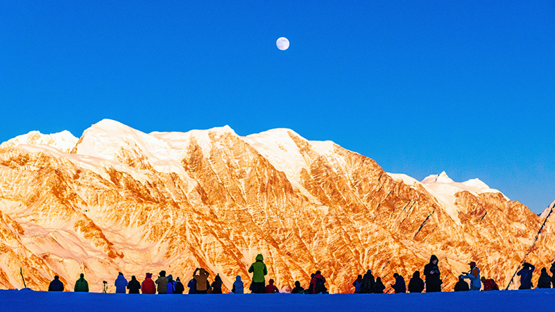 Сычуань өлкесінің Кандин қаласында «алтын тау» жарқырады