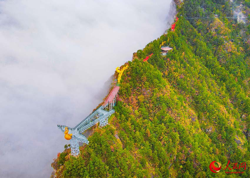 Юэси, Аньхой: Таудағы күз және шөккен бұлт