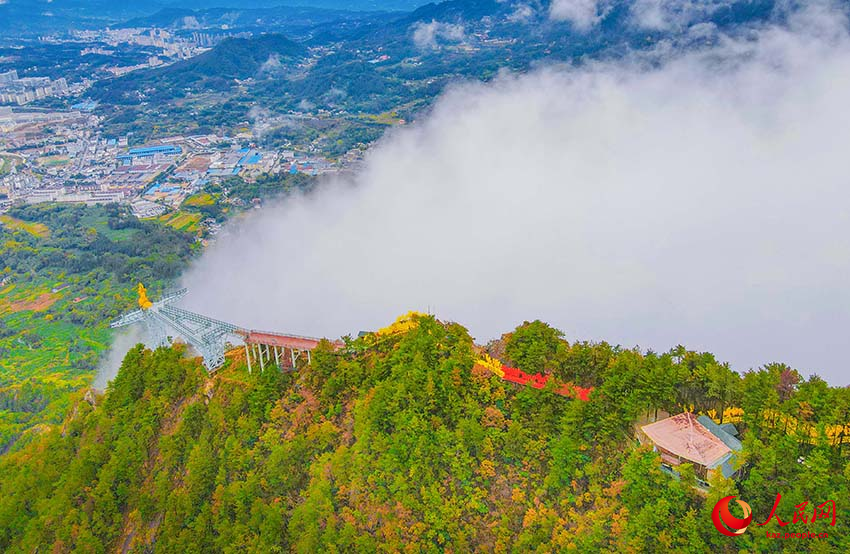 Юэси, Аньхой: Таудағы күз және шөккен бұлт