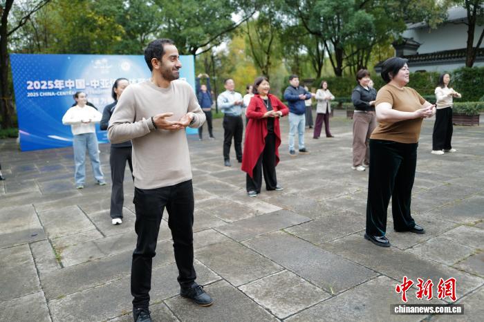 Чжэцзян өлкесінің Ханчжоу қаласында Орталық Азиядан келген достар Бадуаньцзинь жаттығуын жасады