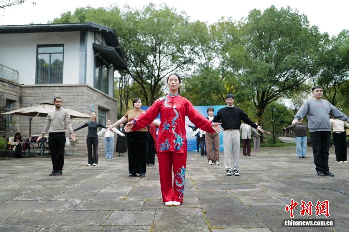 Чжэцзян өлкесінің Ханчжоу қаласында Орталық Азиядан келген достар Бадуаньцзинь жаттығуын жасады