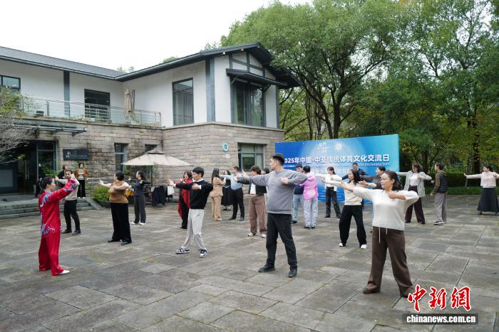 Чжэцзян өлкесінің Ханчжоу қаласында Орталық Азиядан келген достар Бадуаньцзинь жаттығуын жасады