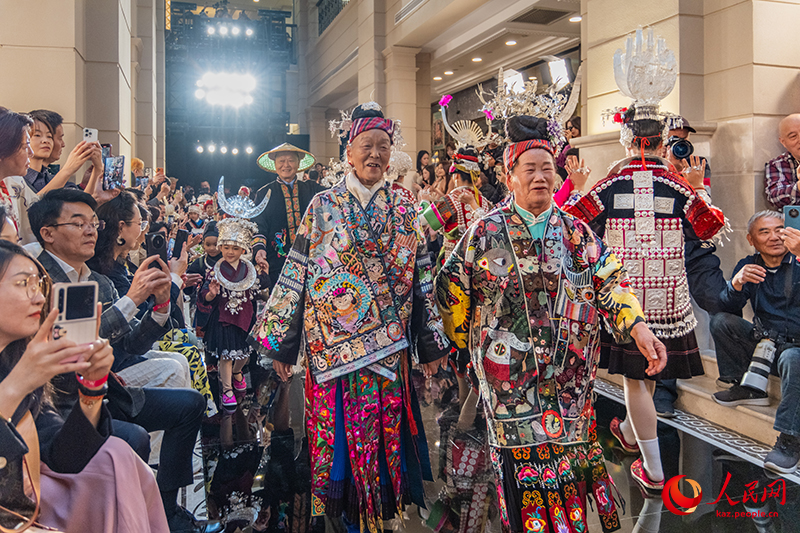 Гуйчжоу дәстүрлі ұлттық киімдері 2025 жылғы Нью-Йорк сән апталығының Шанхай бөлімшесінде көрсетілді