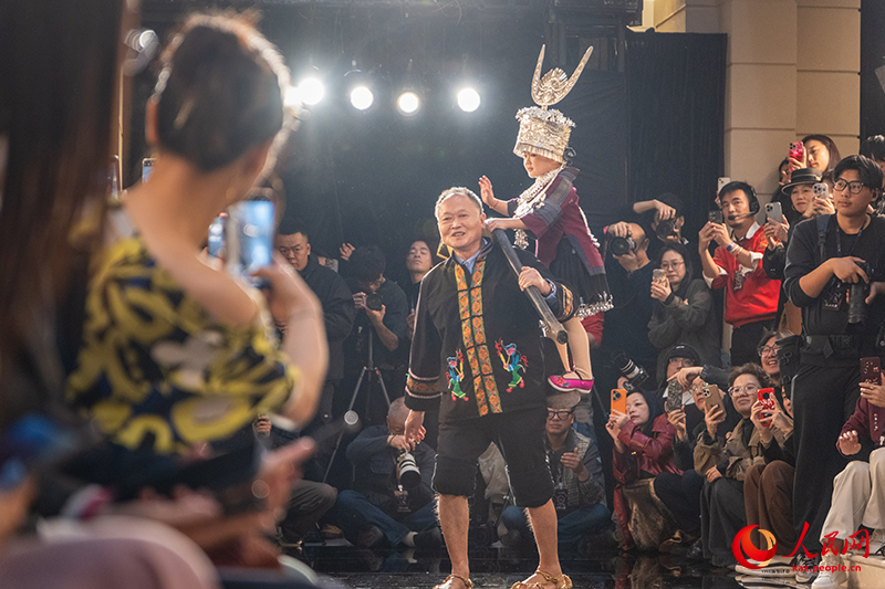 Гуйчжоу дәстүрлі ұлттық киімдері 2025 жылғы Нью-Йорк сән апталығының Шанхай бөлімшесінде көрсетілді