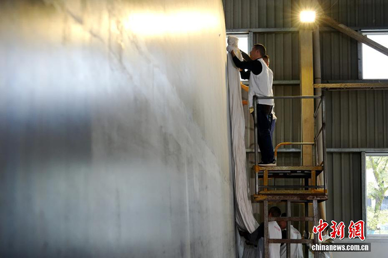 Аньхой өлкесінің шағын ауылы үлкен сюань қағазының жасалуымен бөлісті