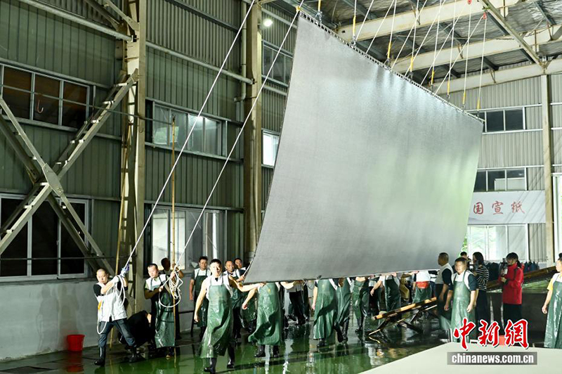 Аньхой өлкесінің шағын ауылы үлкен сюань қағазының жасалуымен бөлісті