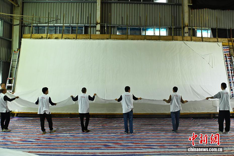 Аньхой өлкесінің шағын ауылы үлкен сюань қағазының жасалуымен бөлісті