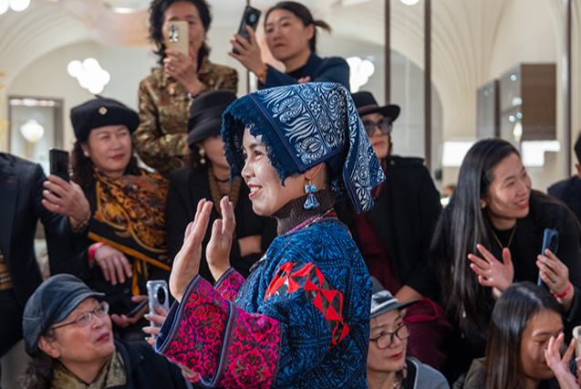 Гуйчжоу дәстүрлі ұлттық киімдері 2025 жылғы Нью-Йорк сән апталығының Шанхай бөлімшесінде көрсетілді