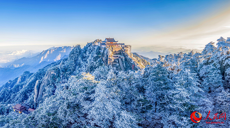 Туристер Аньхой өлкесі Чичжоу қаласы Цзюхуашань тауындағы қырауды тамашалады