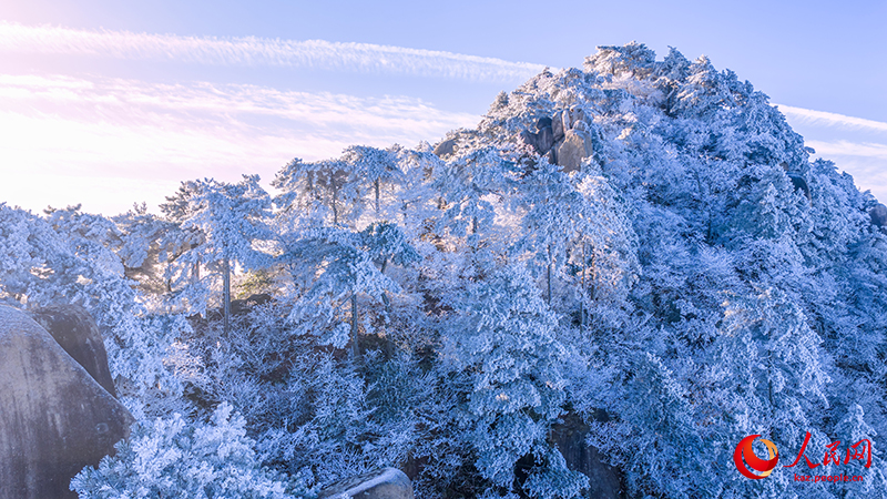 Туристер Аньхой өлкесі Чичжоу қаласы Цзюхуашань тауындағы қырауды тамашалады