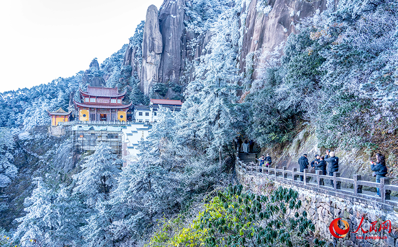 Туристер Аньхой өлкесі Чичжоу қаласы Цзюхуашань тауындағы қырауды тамашалады