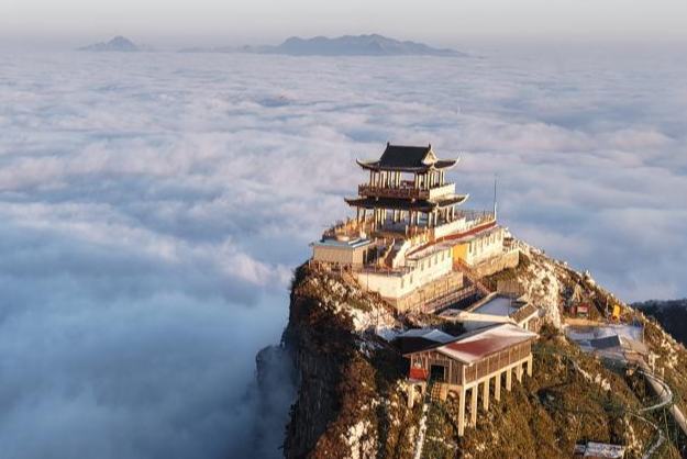 Сычуаньның Ваньюань қаласындағы Батай тауының көркем көрінісі