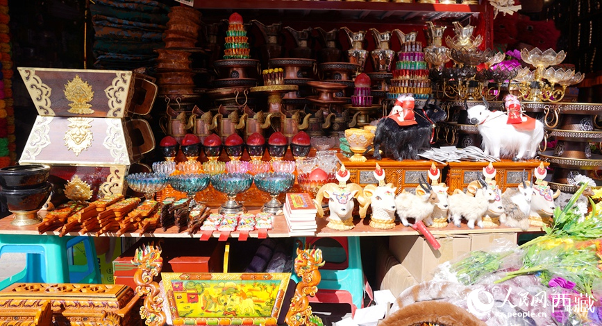 Майжокунгар, Сицзан: мерекелік тауарлар базарындағы шат күлкі