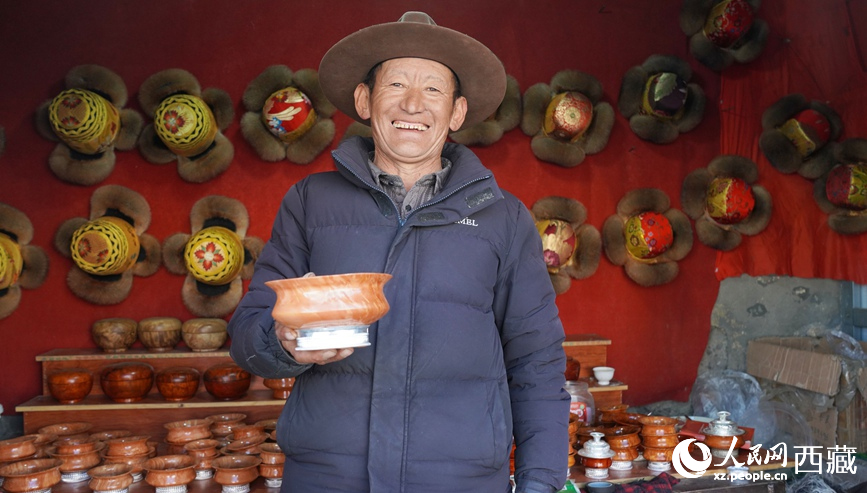 Майжокунгар, Сицзан: мерекелік тауарлар базарындағы шат күлкі