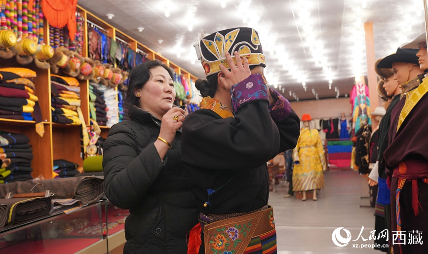 Майжокунгар, Сицзан: мерекелік тауарлар базарындағы шат күлкі