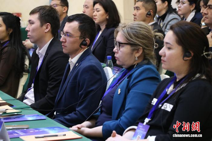 Шыңжаңда Өзбекстан мұғалімдерінің цифрлық сауаттылығын арттыруға арналған оқу бағдарламасы ашылды