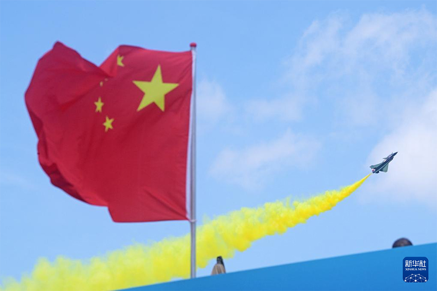 Қытай Әскери-әуе күштерінің Ба-и ұшудан өнер көрсету ұжымы Сингапурдың 10-ыншы әуе көрмесінде