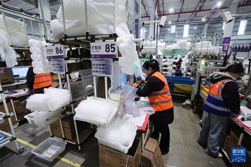 Иу, Чжэцзян: «Болат түйе керуенмен» келген шетелдік жаңа жылдық тауарлар