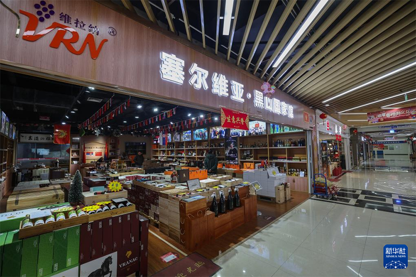 Иу, Чжэцзян: «Болат түйе керуенмен» келген шетелдік жаңа жылдық тауарлар