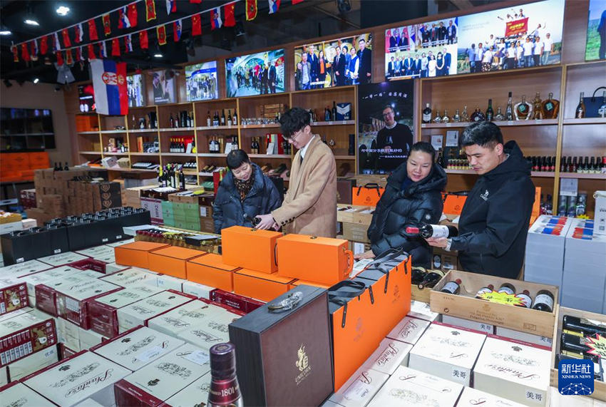 Иу, Чжэцзян: «Болат түйе керуенмен» келген шетелдік жаңа жылдық тауарлар