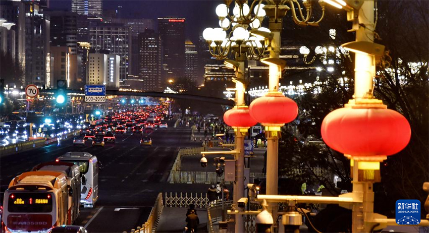 Бейжің: Чанъань даңғылы үлкен қызыл шамдармен безендірілді