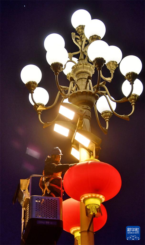 Бейжің: Чанъань даңғылы үлкен қызыл шамдармен безендірілді