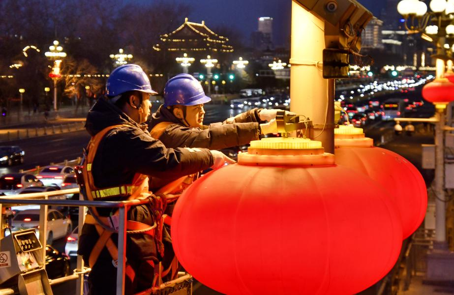 Бейжің: Чанъань даңғылы үлкен қызыл шамдармен безендірілді