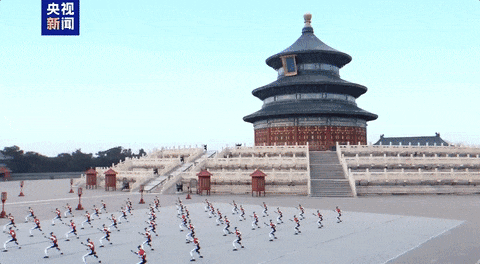 50 гуманоидты роботтың Бейжің Тяньтань бақшасындағы жекпе-жек өнері