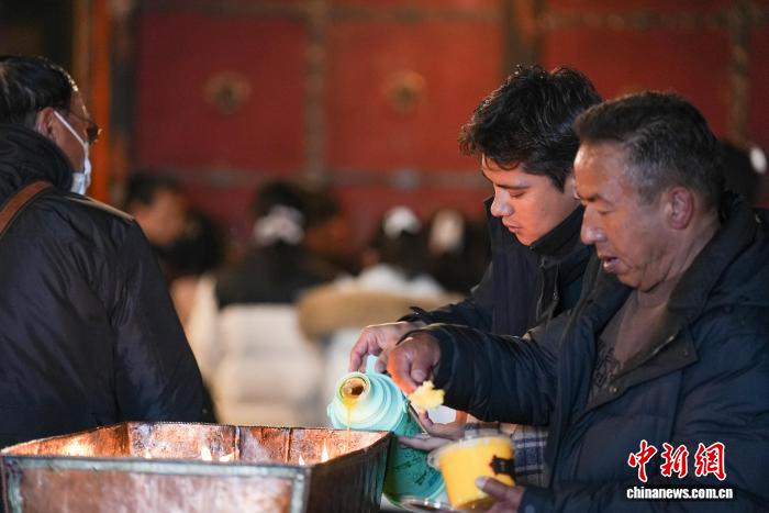 Тибет Жаңа жылында Сицзандағы Дрепунг ғибадатханасы туристерге толды