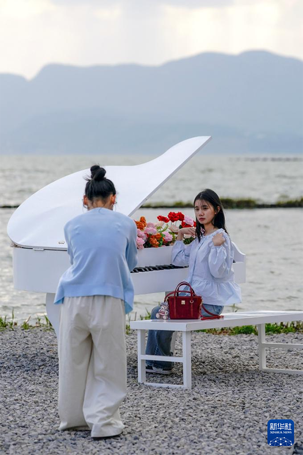 Көктем құшағындағы Дяньчи көлі туристерді өзіне тартты