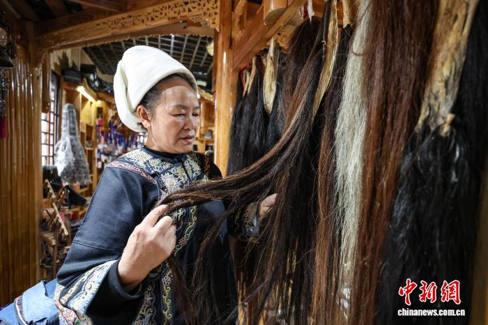 Қытай кестесінің «тірі қазынасы» –  Шуй ұлтының жылқы құйрығы кестесі