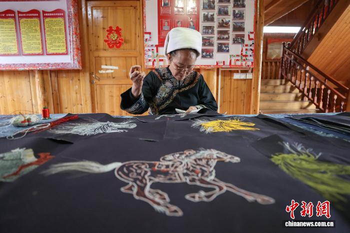 Қытай кестесінің «тірі қазынасы» –  Шуй ұлтының жылқы құйрығы кестесі