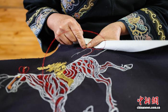 Қытай кестесінің «тірі қазынасы» –  Шуй ұлтының жылқы құйрығы кестесі