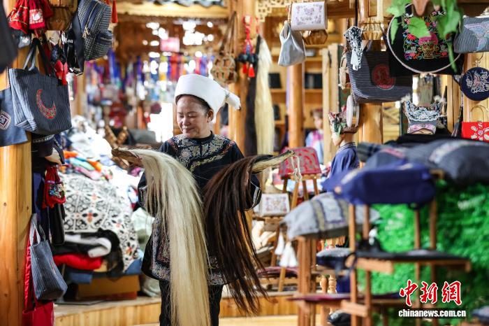 Қытай кестесінің «тірі қазынасы» –  Шуй ұлтының жылқы құйрығы кестесі