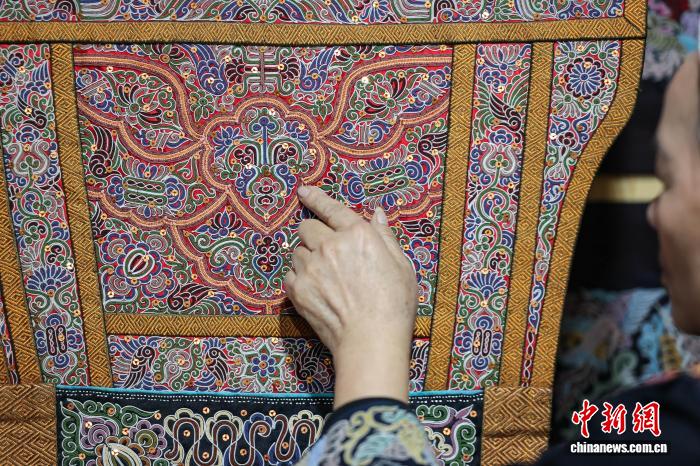 Қытай кестесінің «тірі қазынасы» –  Шуй ұлтының жылқы құйрығы кестесі