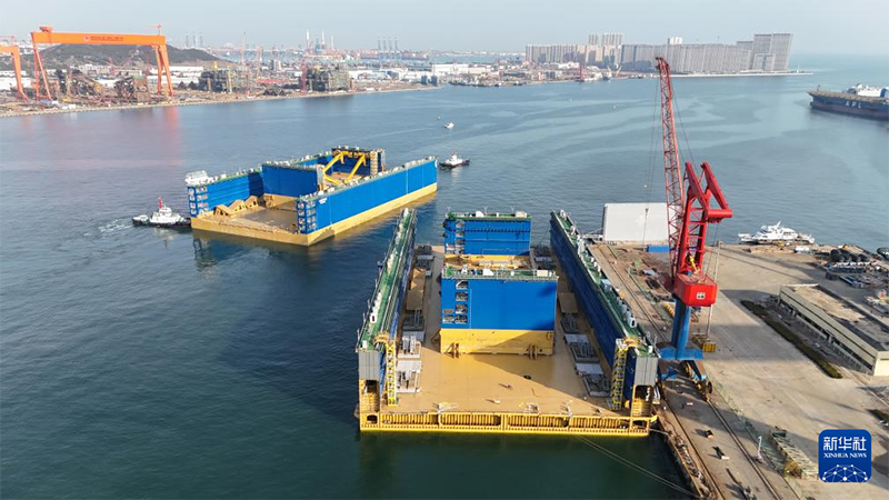 Шаньдун өлкесінің Циндао қаласында 120 000 тонна көтеру сыйымдылығы бар жүзбелі айлақ іске қосылды