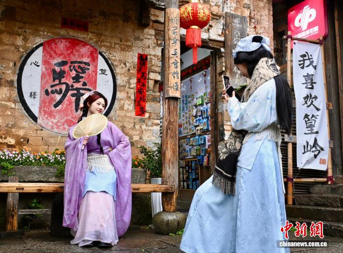 Қытайдағы ең әдемі ауыл және көктемгі жаңбыр