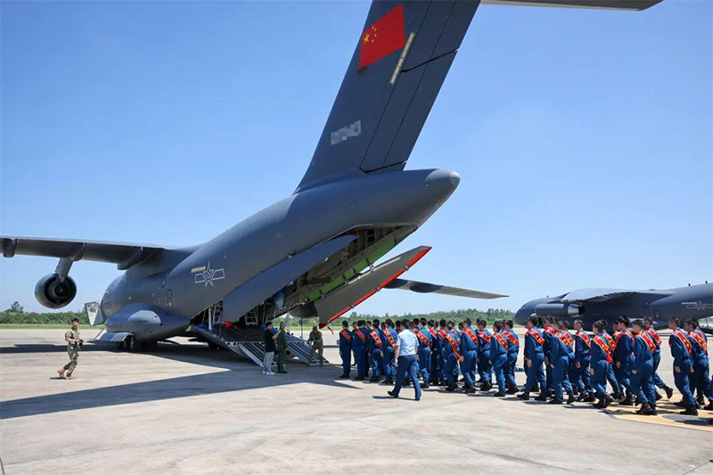 Y-20B әскери көлік ұшағы ұшқыш курсанттарды оқуға жеткізді