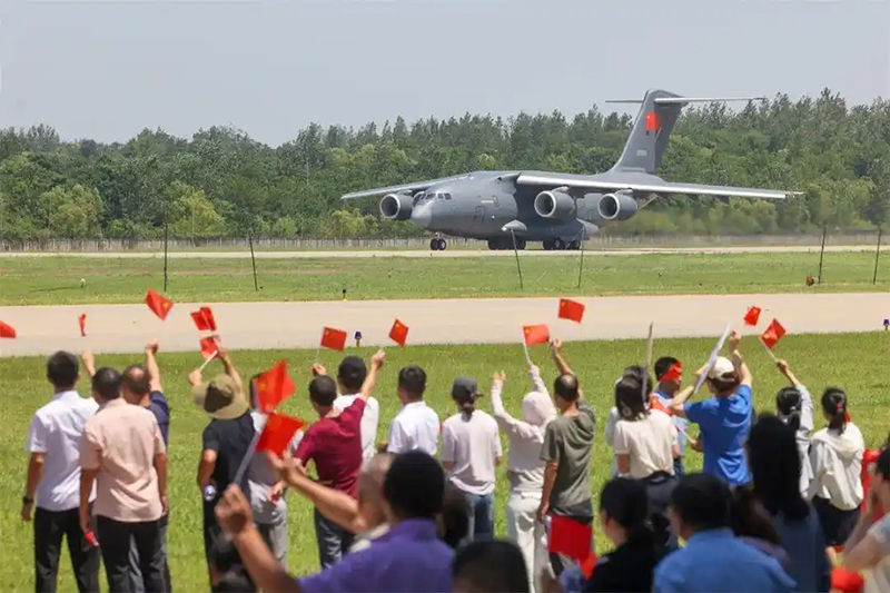 Y-20B әскери көлік ұшағы ұшқыш курсанттарды оқуға жеткізді