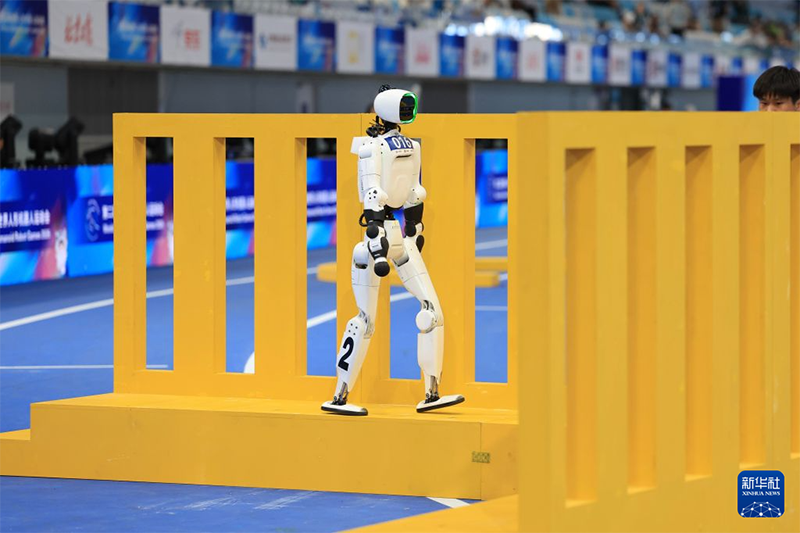 Роботтар кедергілерден өту жарысында шеберліктерін көрсетті